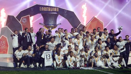 Le Real Madrid célébrant sa victoire en finale de la Supercoupe d'Espagne contre le FC Barcelone, à Ryiad, le 14 janvier 2024 (FAYEZ NURELDINE / AFP)