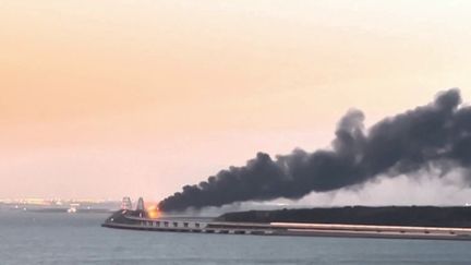 Crimée : le pont incendié par l’explosion d’un camion piégé