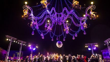 "Cristal Palace, bal au clair de lustre", le nouveau spectacle aérien de la Cie Transe express a clôturé le 33e festival international de théâtre de rue d'Aurillac
 (Juan Robert)