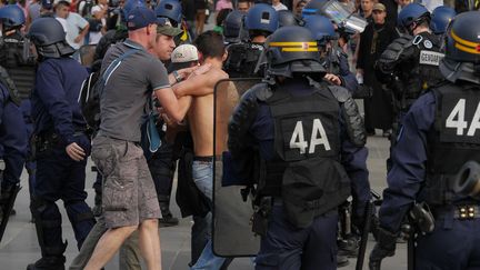 Un manifestant pro-palestinien interpell&eacute; &agrave; Paris, samedi 26 juillet 2014. (MUSTAFA YALCIN / ANADOLU AGENCY / AFP)