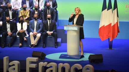 Marine Le Pen lors du discours de clôture&nbsp;du congrès du Rassemblement national, le 4 juillet 2021.&nbsp; (RAYMOND ROIG / AFP)