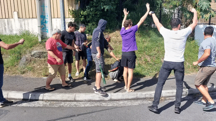 Face-à-face tendu dans le quartier de Rivière-Salée, à Nouméa le 31 mai 2024 (ERIC AUDRA / RADIO FRANCE)