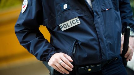 Un policier en service le 1er mai 2012. (BERTRAND LANGLOIS / AFP)