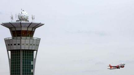 La tour de contr&ocirc;le a&eacute;rien d'Orly (Paris), le 11 avril 2006. (JOEL SAGET / AFP)