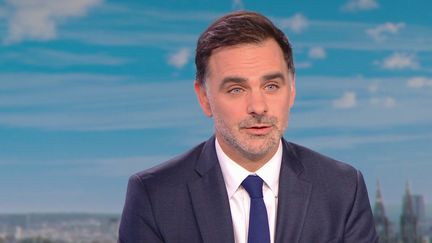 Laurent Saint-Martin est l'invité du 20h pour évoquer la dette française et les propositions du gouvernement pour tenter de l'éponger. (France 2)