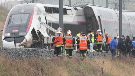 Les pompiers interviennent le 5 mars 2020 à Ingenheim (Bas-Rhin) après le déraillement d'un TGV Colmar-Paris. (JEAN-MARC LOOS / MAXPPP)