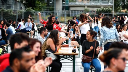 Des personnes dansent lors de la Fête de la musique, le 21 juin 2020 à Paris. (ABDULMONAM EASSA / AFP)