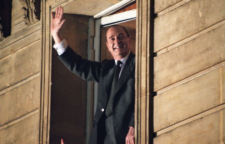 Jacques Chirac salue la foule depuis le balcon de la permanence électorale du RPR, le 7 mai 1995, après son élection.&nbsp; (PIERRE BOUSSEL / AFP)