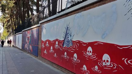 Une photo, obtenue hors d'Iran, montre le slogan "Femme, vie, liberté" - utilisé par les Iraniens qui protestent contre la mort de Mahsa Amini -, effacé sur un mur de l'ancienne ambassade des États-Unis dans la capitale iranienne, Téhéran, le 12 octobre 2022. (AFP)