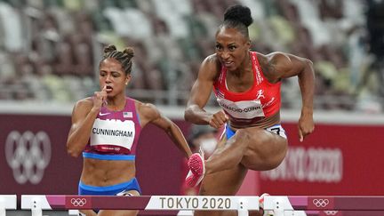 La Portoricaine Jasmine Camacho-Quinn a battu le record olympique, lors des demi-finales des Jeux olympiques sur 100m haies à Tokyo, le 1er août 2021. (MARTIN MEISSNER / AP)