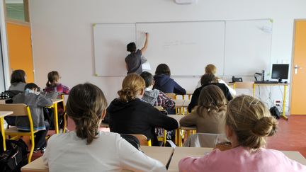 Une enseignante fait cours, le 8 janvier 2012 &agrave; Lign&eacute; (Loire-Atlantique). (ALAIN LE BOT / AFP)