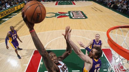 Larry Sanders des Milwaukee Bucks tente un dunk face à Pau Gasol des Lakers (GARY DINEEN / NBAE / GETTY IMAGES)