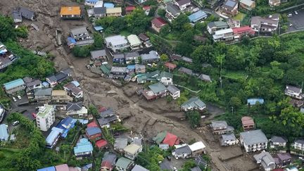 Une vue aérienne de la&nbsp;ville&nbsp;d'Atami&nbsp;(Japon) et des dégâts causés par une coulée de boue, le 4 juillet 2021. (AP / KYODO NEWS)