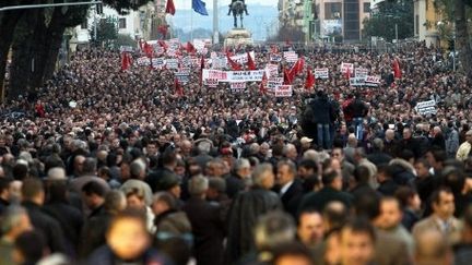 Manifestation anti-gouvernementale à Tirana le 18 février 2010. Le pays est le champ de violents affrontements politiques entre la majorité de droite au pouvoir et l'opposition de gauche (AFP - GENT SHKULLAKU )