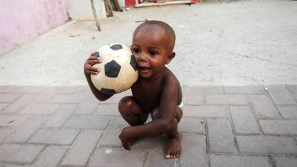 Un enfant dans la favela Cit&eacute; des Dieux &agrave; Rio (Br&eacute;sil), le 23 janvier 2014. (ROHANY / AFP)