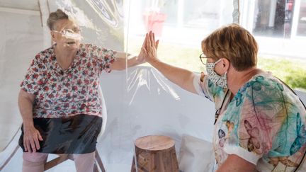 Une femme rend visite à une personne âgée dans une maison de retraite de Bourbourg (Nord), le 27 mai 2020. (JULIE SEBADELHA / HANS LUCAS / AFP)