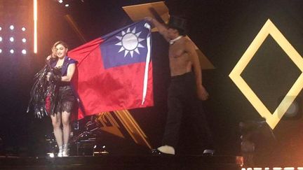 Madonna avec le drapeau de Taïwan, le 4 février 2016, à Taipei sur l'île de Taïwan. (STR / AFP)