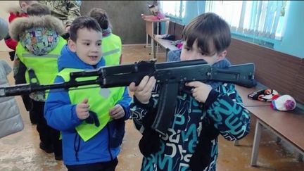 Guerre en Ukraine : comment la Russie embrigade-t-elle ses enfants ? (Capture franceinfo)