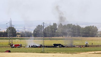 &nbsp; (Image des débris de l'avion militaire qui s'est écrasé samedi près de Séville, en Espagne © REUTERS/Marcelo del Pozo)