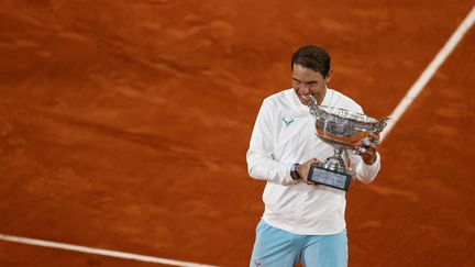 Printemps comme automne, Rafael Nadal est le roi de Roland-Garros en toute saison. L'Espagnol remporte une treizième coupe des Mousquetaires, le 11 octobre 2020, dans une édition repoussée pour cause de crise sanitaire. En finale, il étrille en trois sets son meilleur ennemi Novak Djokovic (6-0, 6-2, 7-5). (THOMAS SAMSON / AFP)