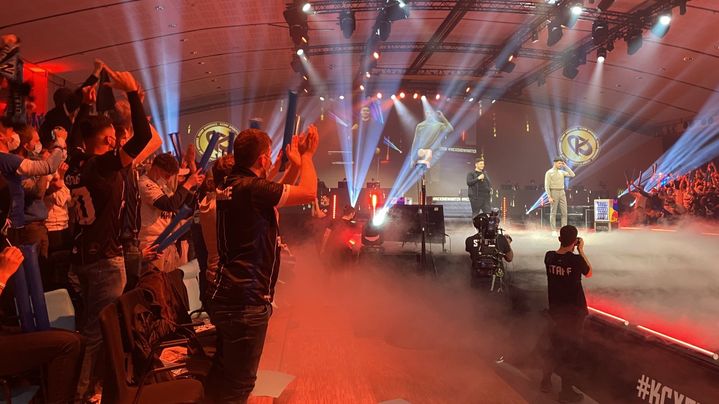 La soirée de la "Karmine Corp", équipe qui participe au championnant français d'esport de&nbsp;"League of Legends", au Carroussel du Louvre le week-end du 9 janvier 2022. (LAURIANE DELANOË / RADIO FRANCE)