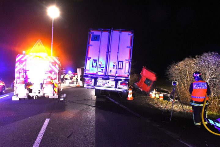 Une collision entre un minibus et un poids lourd a fait douze morts dans l'Allier, le 25 mars 2016. (MAXPPP)