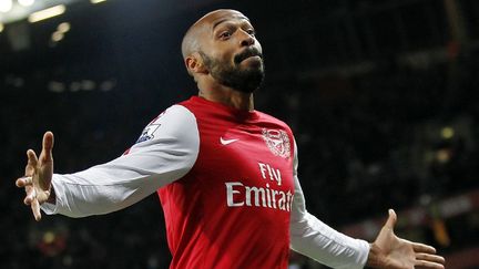 Le joueur de football Thierry Henry, avec le maillot d'Arsenal, c&eacute;l&egrave;bre un but contre Leeds United &agrave; Londres, le 9 janvier 2012. (IAN KINGTON / AFP)