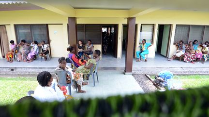 Des femmes patientent devant la maternité de Binza, près de Kinshasa, en mai 2013. (JUNIOR D.KANNAH / AFP)