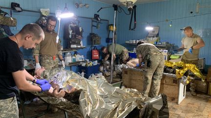 Les soldats ukrainiens, victimes de l'effet de souffle produit par l'explosion de leur blindé, sont très vite pris en charge au poste médical avancé, dans la région de Donetsk, juillet 2023. (GILLES GALLINARO / RADIO FRANCE)