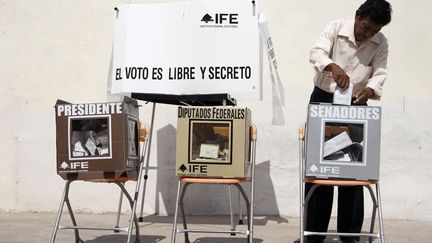 Un Mexicain met son bulletin dans l'urne d'un bureau de vote de Ciudad Juarez (Mexique) afin d'&eacute;lire son nouveau pr&eacute;sident, le 1er juillet 2012. (REUTERS)