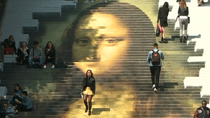 Le célèbre tableau de Léonard de Vinci reproduit sur le monumental escalier Denis-Papin de Blois à l'occasion des célébrations des 500 ans de la Renaissance et de la mort du maître florentin.
 (Culturebox - capture d&#039;écran)