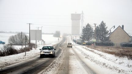 Les routes de Lorraine sont enneig&eacute;es, comme ici pr&egrave;s de Thionville (Moselle)&nbsp;, le 15 janvier 2013. (MAXPPP)