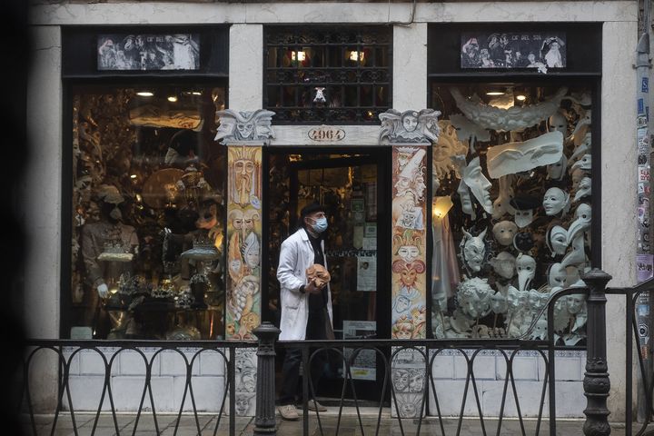 Hamid Seddighi, fabricant de masques à Venise, devant sa boutique Ca del Sol, le 6 février 2021. (MARCO BERTORELLO / AFP)