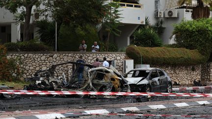 Les secours interviennent après une frappe dans le sud de la ville israélienne d'Ashdod, le 9 octobre 2023. (AHMAD GHARABLI / AFP)