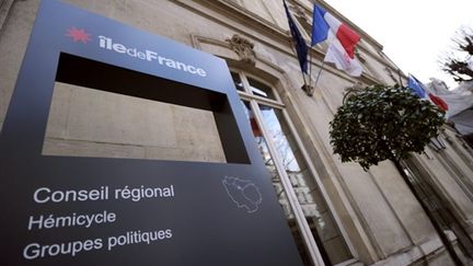 L'entrée du Conseil régional d'Ile-de-France, détenu par la gauche et que la droite aimerait bien reconquérir... (AFP PHOTO / LIONEL BONAVENTURE)