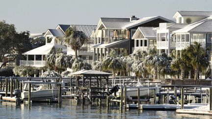 Les Etats du Sud-Est, habituellement épargnés par la neige, ont vu quelques flocons pour la première fois depuis des années. A Wrightsville Beach, en Caroline du Nord, les maisons se sont parées d'un fin manteau blanc, jeudi 4 janvier. (KEN BLEVINS / AP / SIPA)