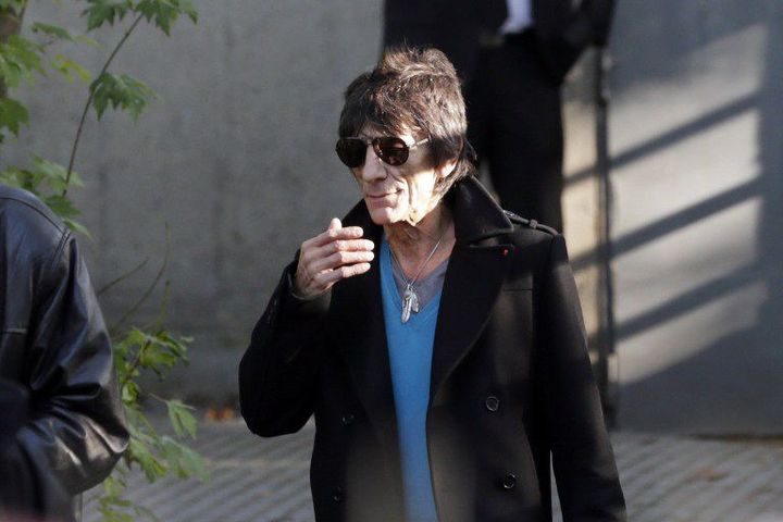 Ron Wood sort de la petite salle parisienne à l&#039;issue de la balance
 (KENZO TRIBOUILLARD/AFP)