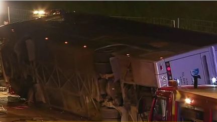 Le car s'est couché sur l'A7, dans la Drôme. (CAPTURE D'ÉCRAN / FRANCEINFO)