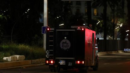 Un véhicule du Raid se tient près du lieu de l'attaque ayant fait au moins soixante morts à Nice (Alpes-Maritimes), le 14 juillet 2016 (VALERY HACHE / AFP)