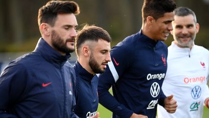 A 26 ans, Jonathan Clauss connaît sa première sélection chez les Bleus. Une consécration pour un joueur au parcours atypique.Après avoir joué en amateur pendant plusieurs années, le joueur du RC Lens lance sa carrière en Bleu.