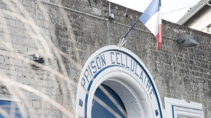 La porte d'entr&eacute;e de la maison d'arr&ecirc;t de Caen (Calvados), le 11 mars 2012. (YANN THOMPSON / FRANCETV INFO)