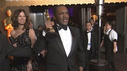 Terry Bryant, accusé du vol de l'Oscar de la meilleure actrice&nbsp;de Frances McDormand, filmé avec la statuette lors du bal des Gouverneurs, le 4 mars 2018 à Los Angeles (Californie, Etats-Unis). (REUTERS TV)