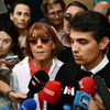 Gisèle Pelicot et son avocat Stéphane Babonneau devant la presse, au tribunal d'Avignon (Vaucluse), le 5 septembre 2024. (CHRISTOPHE SIMON / AFP)