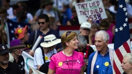 La militante Cindy Sheehan (à gauche) sourit à Daniel Ellsberg (à droite), auteur des «Pentagone Papers» en 1971, lors d'une manifestation en juillet 2006 à Washington. (BRENDAN SMIALOWSKI / GETTY IMAGES NORTH AMERICA / AFP)