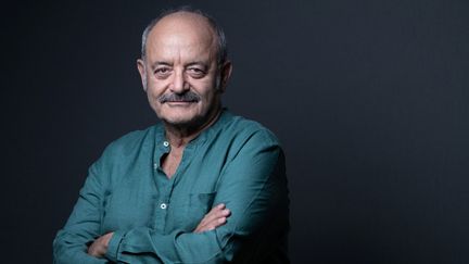 Le chanteur et musicien français Louis Chedid pose lors d'une séance photo à Paris le 27 avril 2022. JOEL SAGET / AFP (JOEL SAGET / AFP)