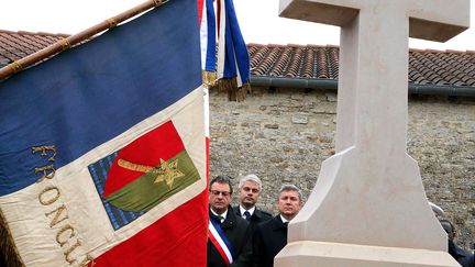 La tombe du général De Gaulle à Colombey-les-Deux-Eglises, le 9 novembre 2017.&nbsp;A l'arrière plan, Laurent Wauquiez à la présidence LR. (FRANCOIS NASCIMBENI / AFP)