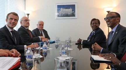 Emmanuel Macron et Paul Kagame. En arrière-plan, Louise Mushikiwabo à New-York, le 25 septembre 2018, lors de l'Assemblée générale de l'ONU. (Ludovic MARIN / AFP)