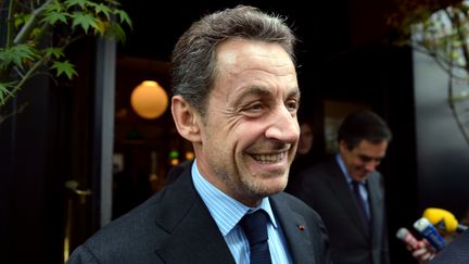 Nicolas Sarkozy sort d'un restaurant parisien, le 24 octobre 2012. (ERIC FEFERBERG / AFP)