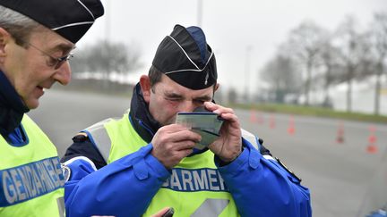 Contrôle de gendarmerie dans le nord de la France, le 26 janvier 2016. (MAXPPP)