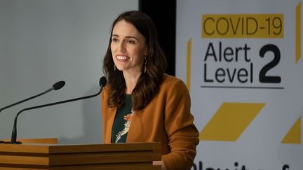 La Première ministre néo-zélandaise Jacinda Ardern lors d'une conférence de presse sur l'épidémie de coronavirus, à Wellington, le 8 juin 2020. (MARTY MELVILLE / AFP)